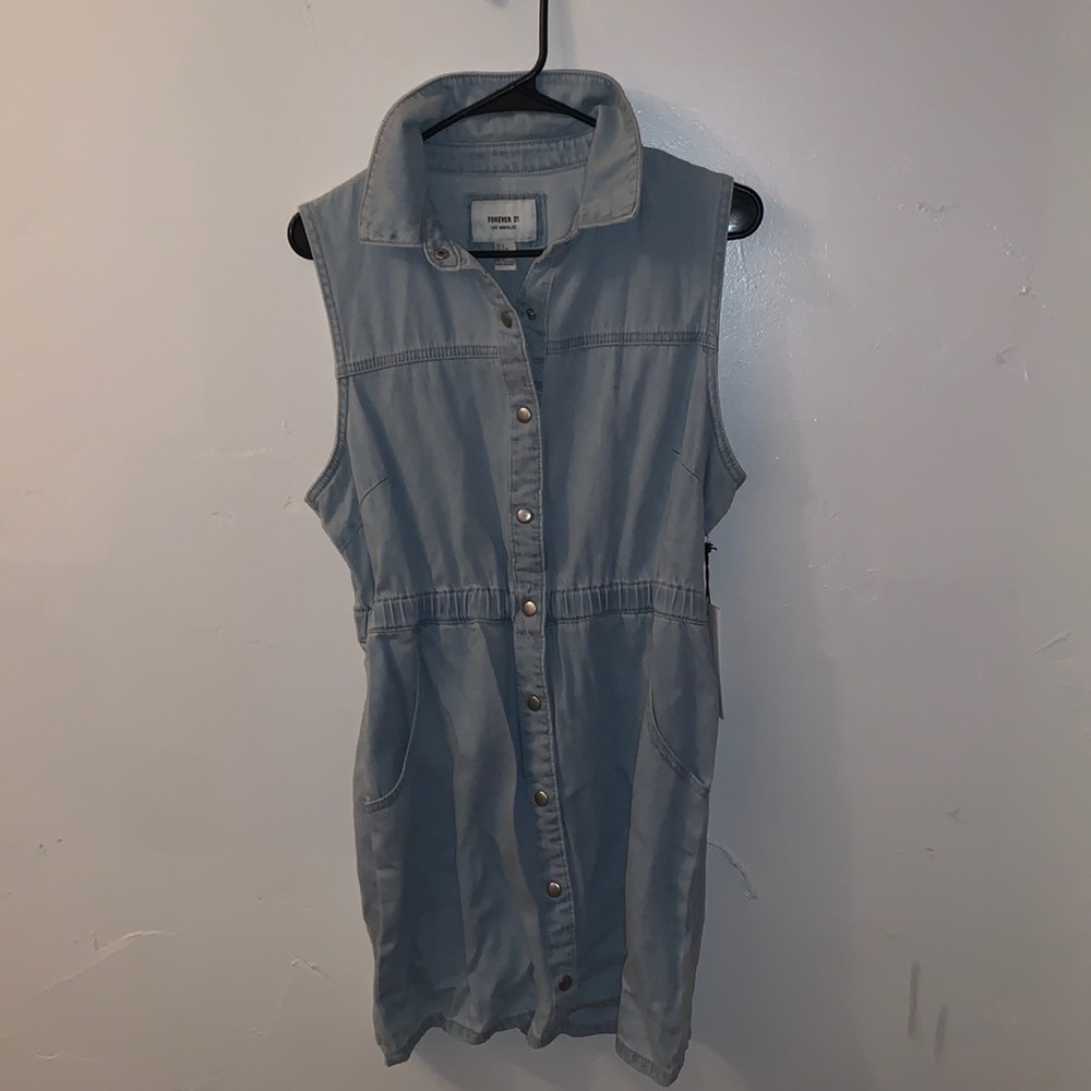 Light denim button up dress with pockets. Large